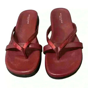 Reaction Kenneth Cole Sandals Women’s Size 7 Wine Colored Flat With Sequin Strap